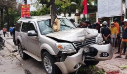 Xe điên lao kinh hoàng lên vỉa hè, tông trúng hai mẹ con đứng chờ xe buýt